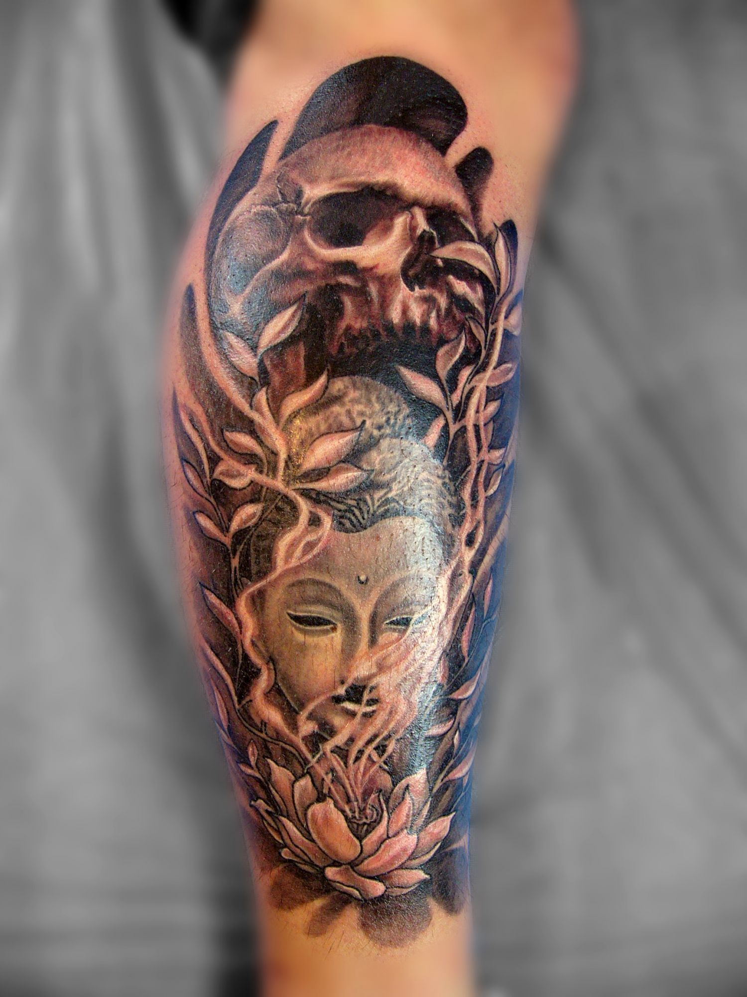 Fekete fehér tetoválás, Koponya tetoválás, Vádli tetoválás, Virág tetoválás