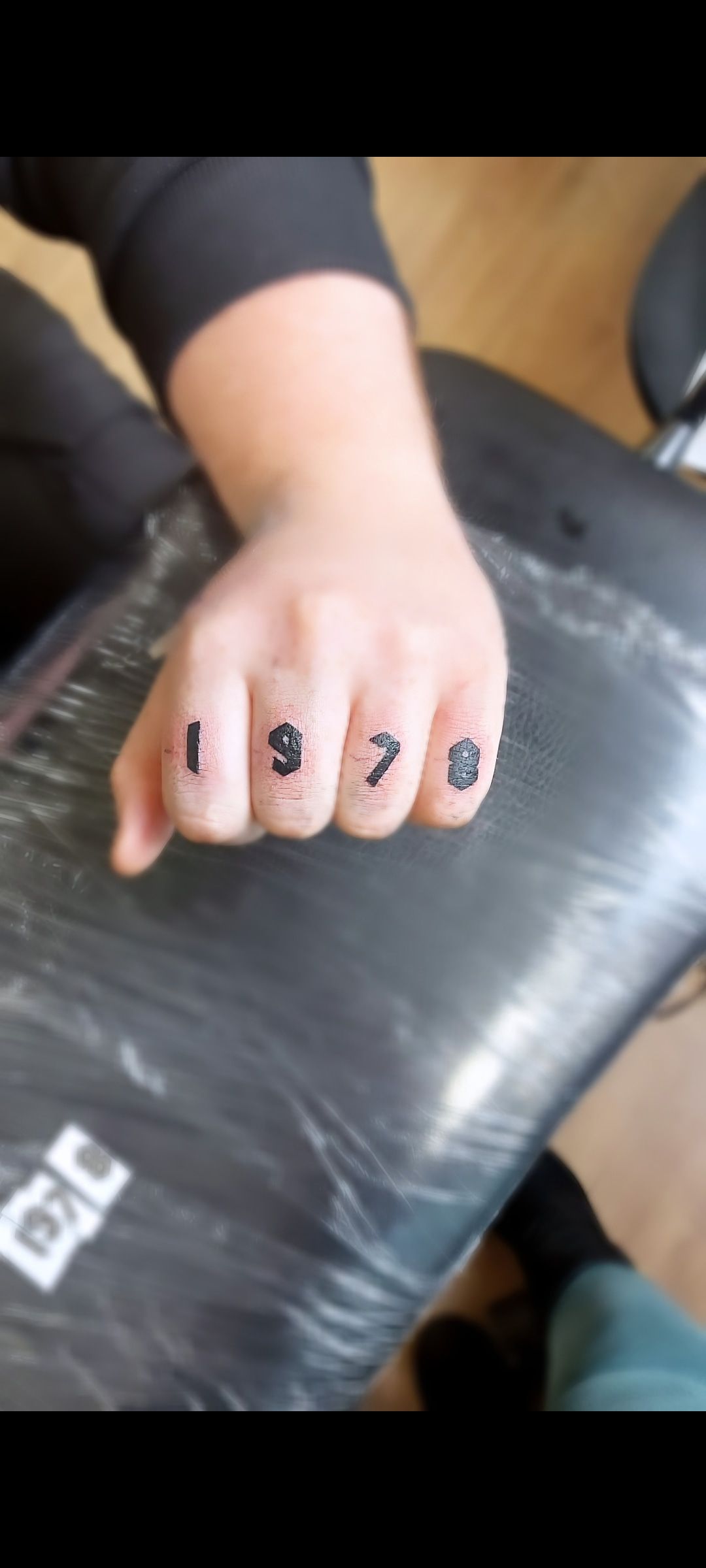 Betűk, Fekete fehér tetoválás, Kéz tetoválás