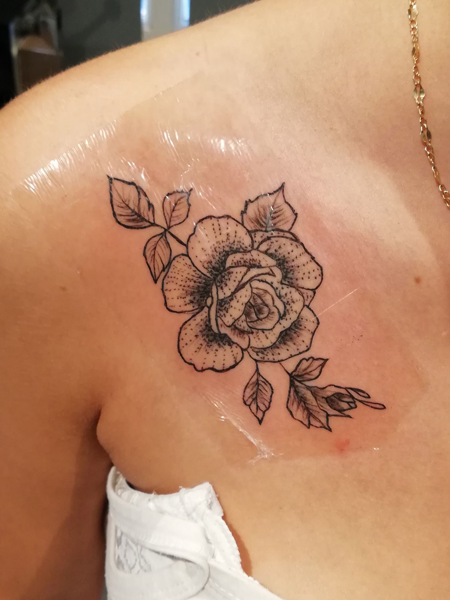 Fekete fehér tetoválás, Mellkas tetoválás, Virág tetoválás