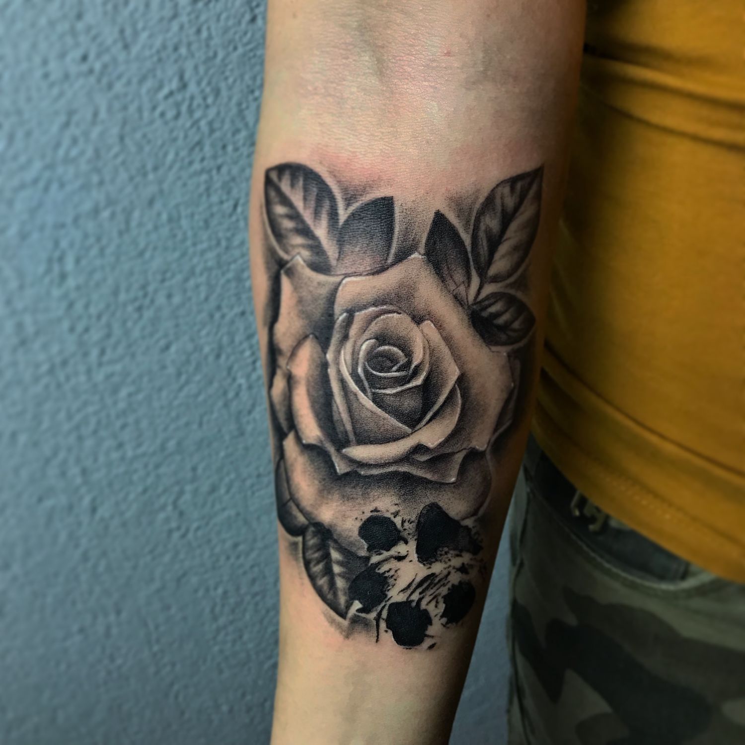 Alkar tetoválás, Fekete fehér tetoválás, Realisztikus tetoválás, Virág tetoválás