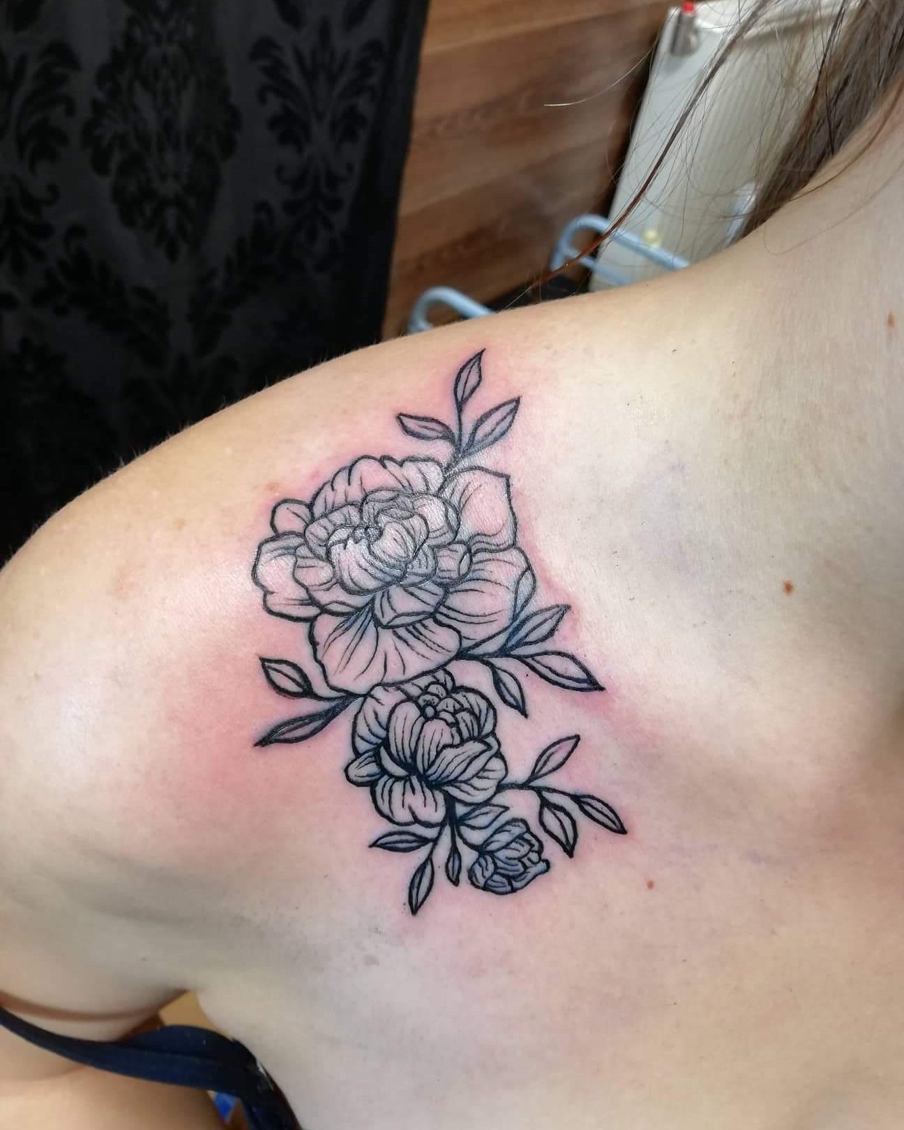 Dotwork tetoválás, Fekete fehér tetoválás, Váll tetoválás, Virág tetoválás