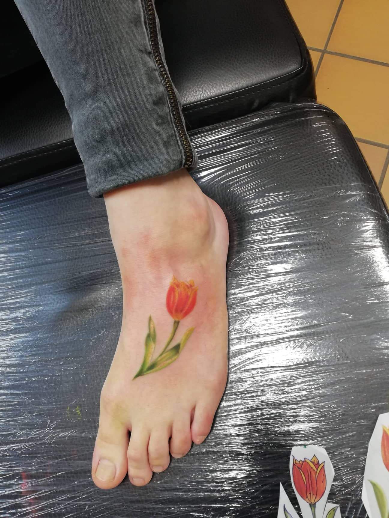 Lábfejtetoválás, Realisztikus tetoválás, Színes tetoválás, Virág tetoválás