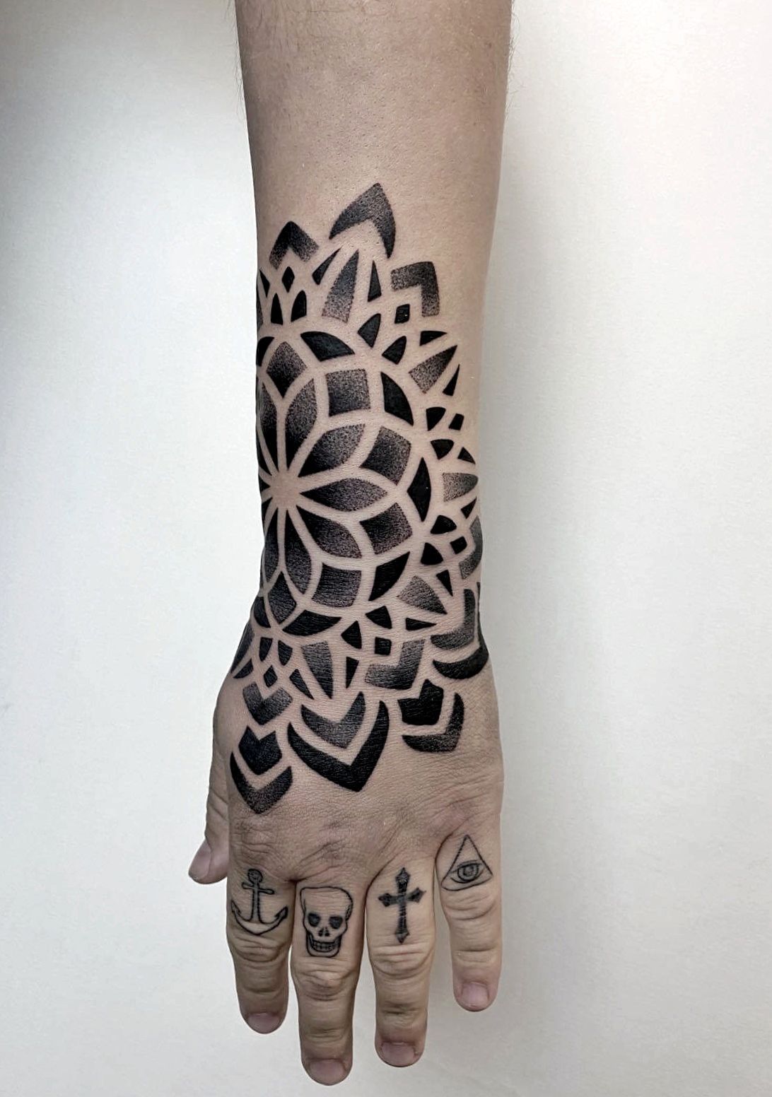 Alkar tetoválás, Dotwork tetoválás, Fekete fehér tetoválás, Kéz tetoválás, MANDALA  Tetoválás, Szimbólumok