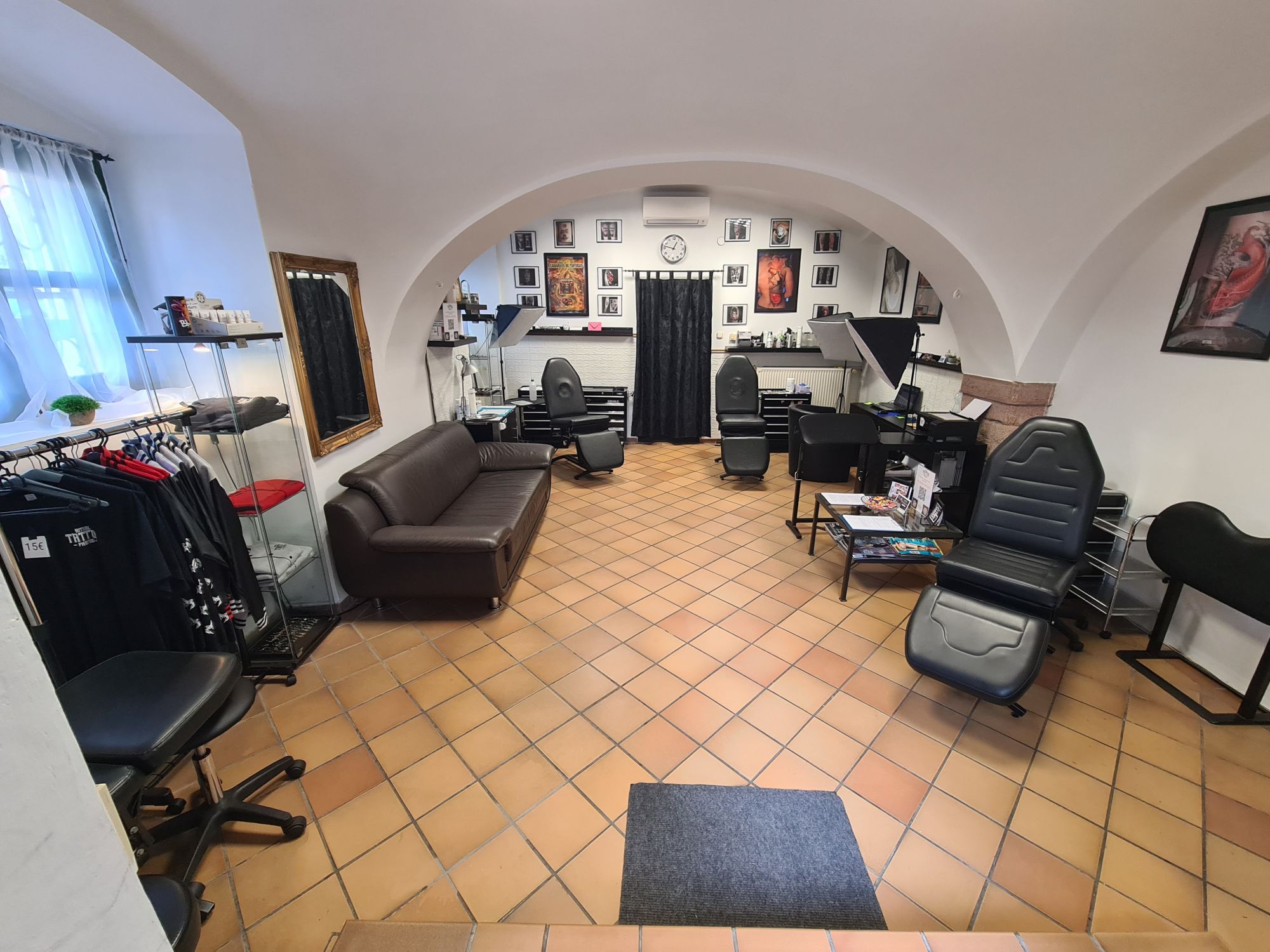 Ritual Tattoo & Piercing, Szalon