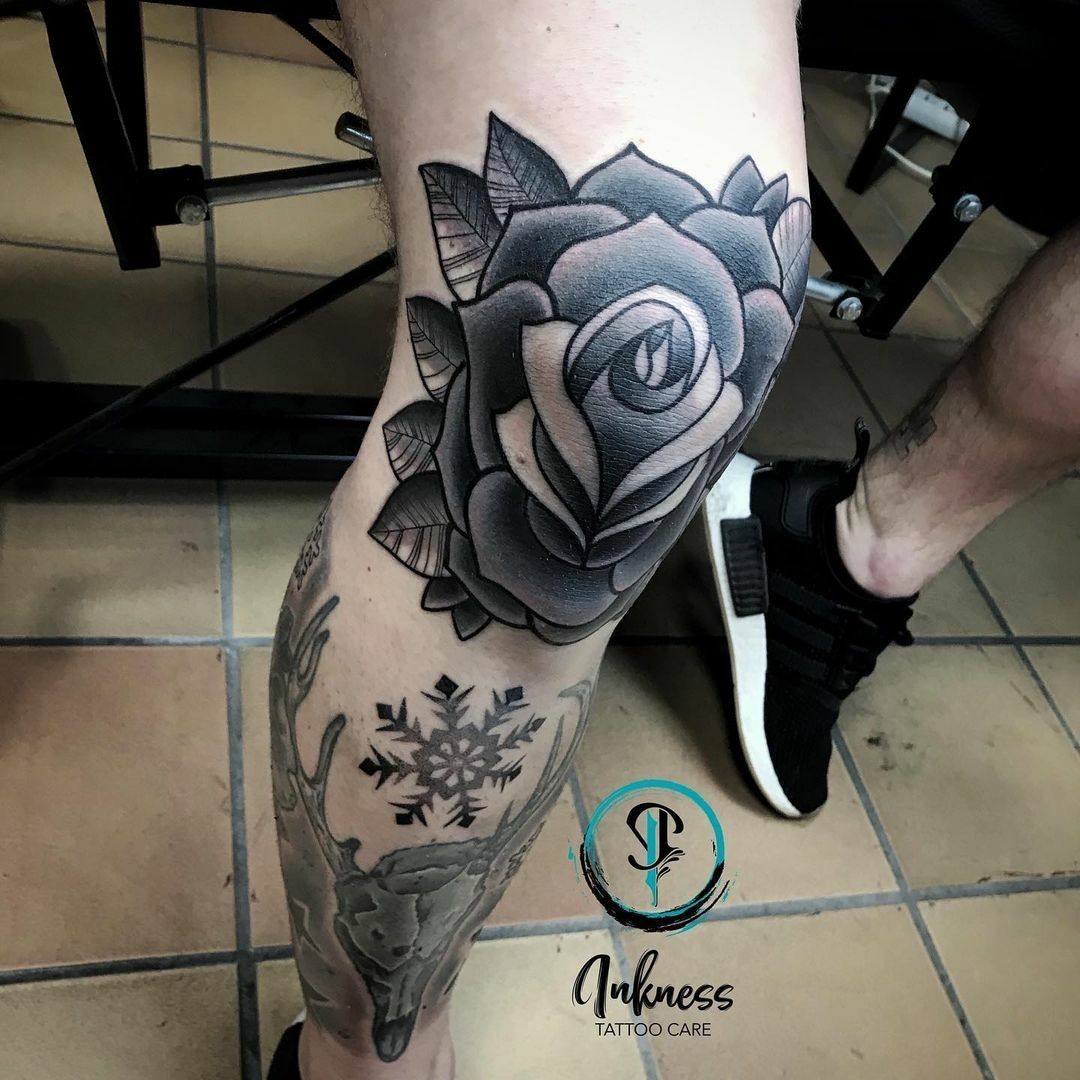 Fekete fehér tetoválás, Térd tetoválás, Virág tetoválás