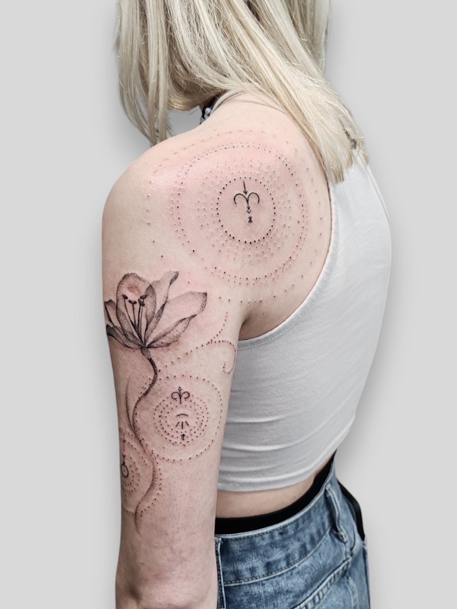 Dotwork tetoválás, Fekete fehér tetoválás, Felkar tetoválás, Hát tetoválás, Tetoválás minta, Váll tetoválás