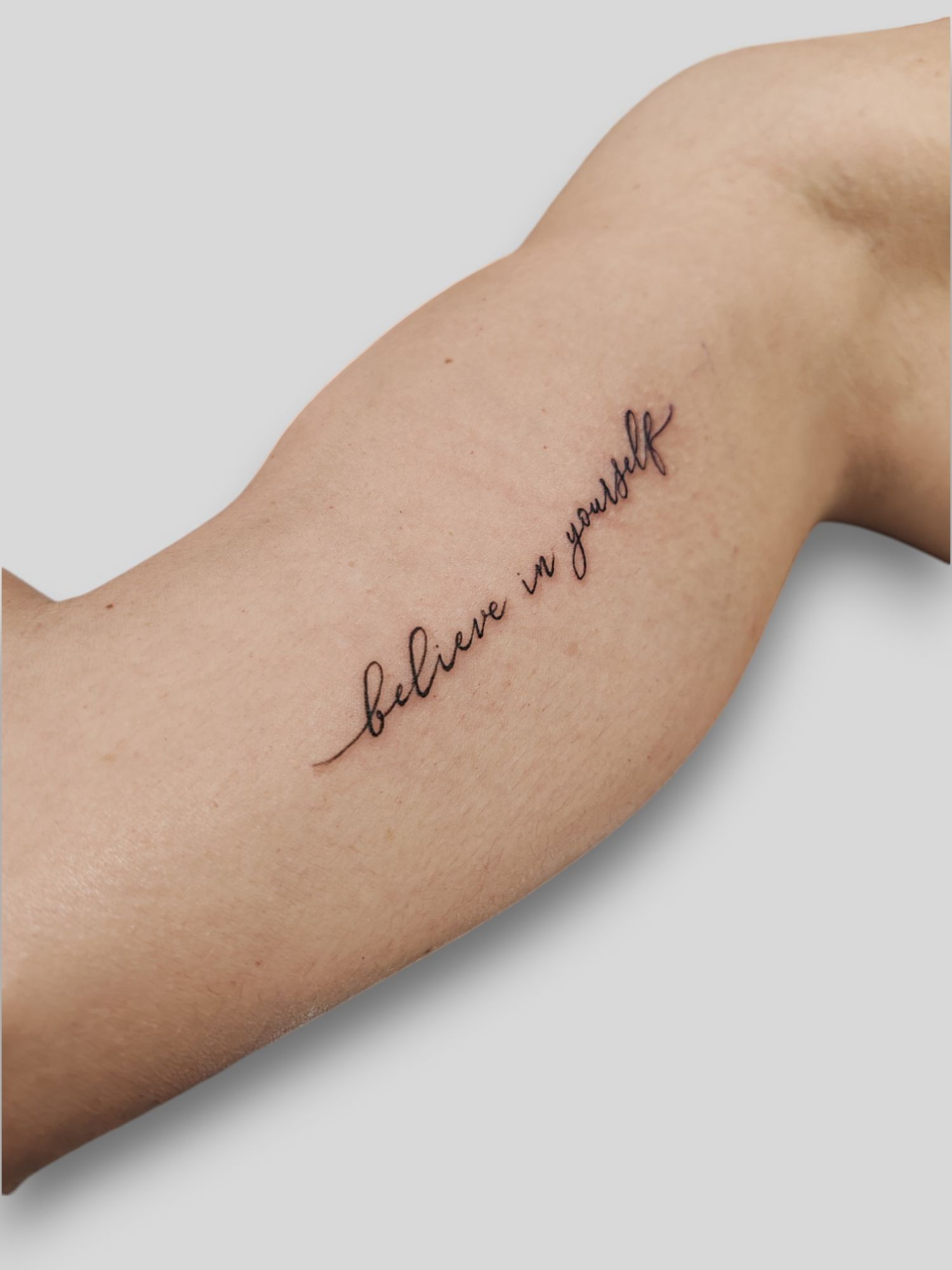 Betűk, Fekete fehér tetoválás, Felkar tetoválás, Tetoválás minta