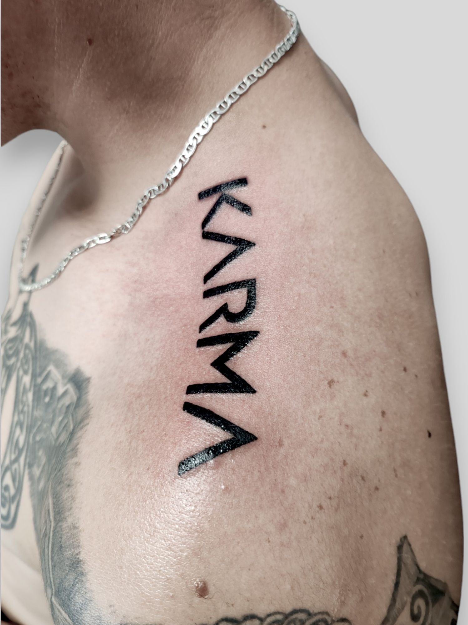 Betűk, Fekete fehér tetoválás, Tetoválás minta, Váll tetoválás