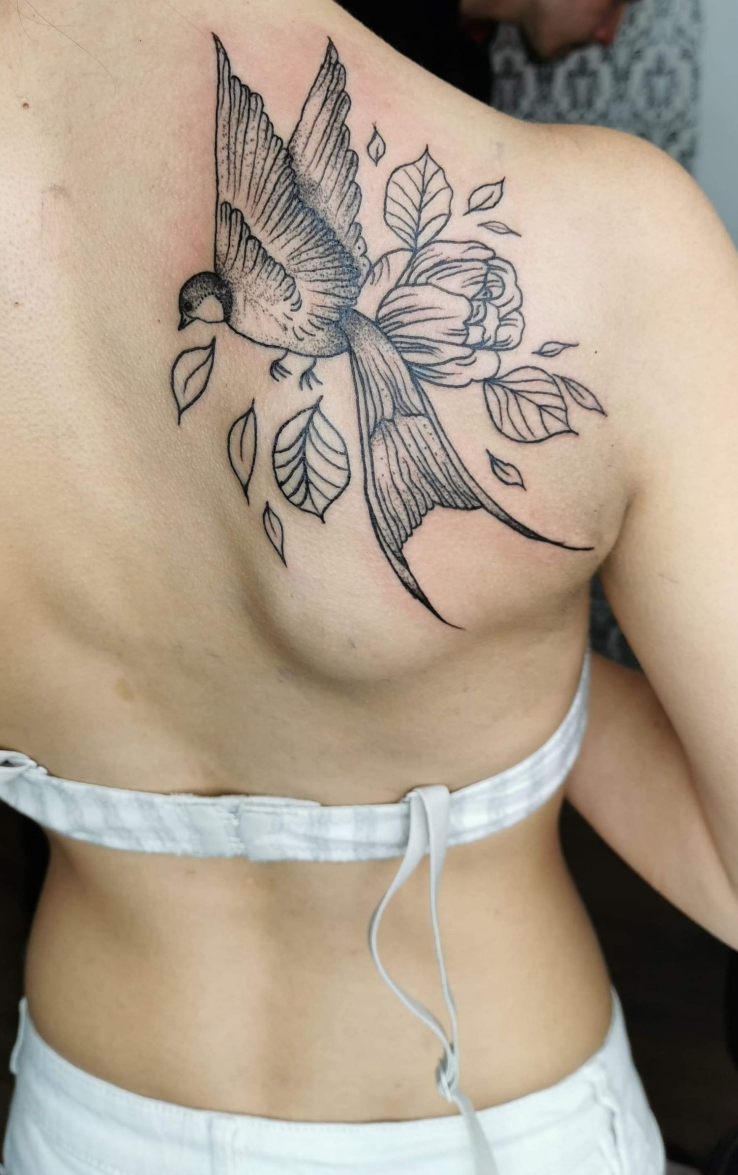 Fekete fehér tetoválás, Hát tetoválás, Madár tetoválás, Orientális tetoválás