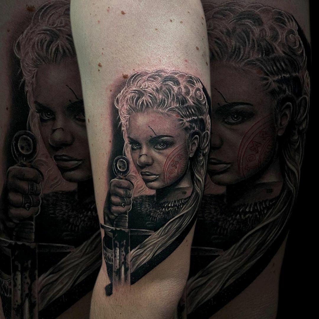 Celebrity tetoválás, Fekete fehér tetoválás, Felkar tetoválás, Portré tetoválás, Realisztikus tetoválás