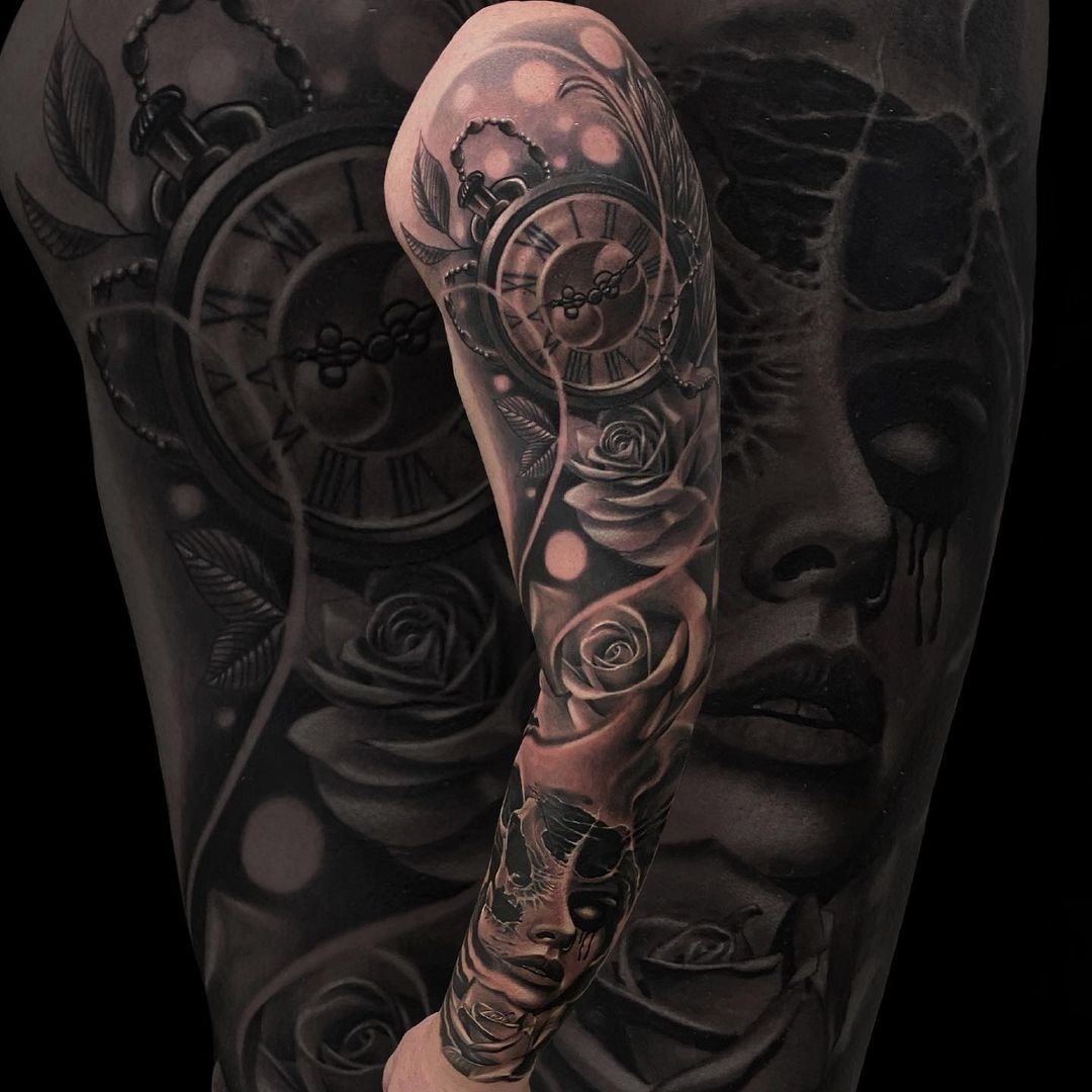 Fekete fehér tetoválás, Portré tetoválás, Realisztikus tetoválás, Teljes kar tetoválás, Virág tetoválás