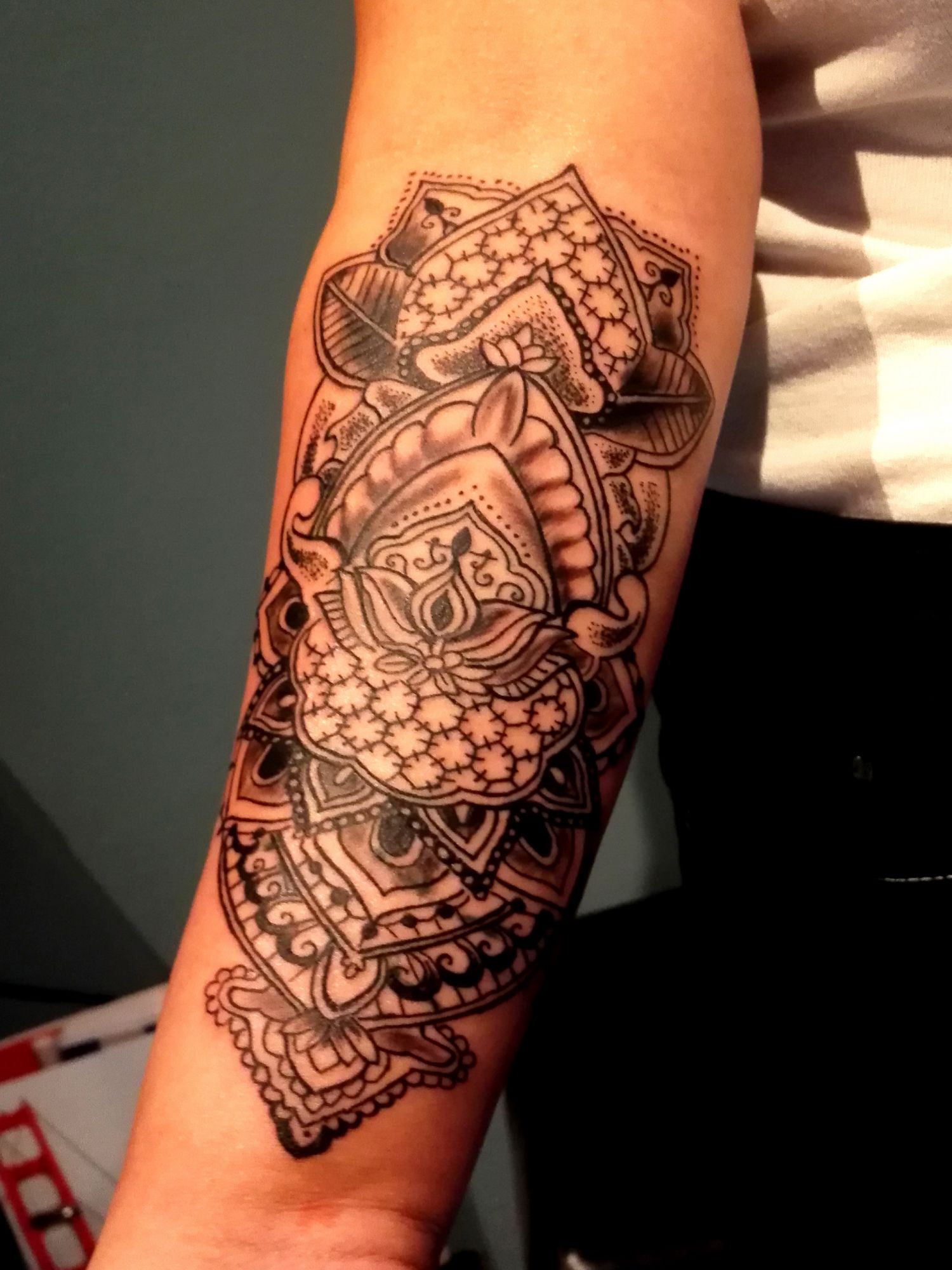 Alkar tetoválás, Fekete fehér tetoválás