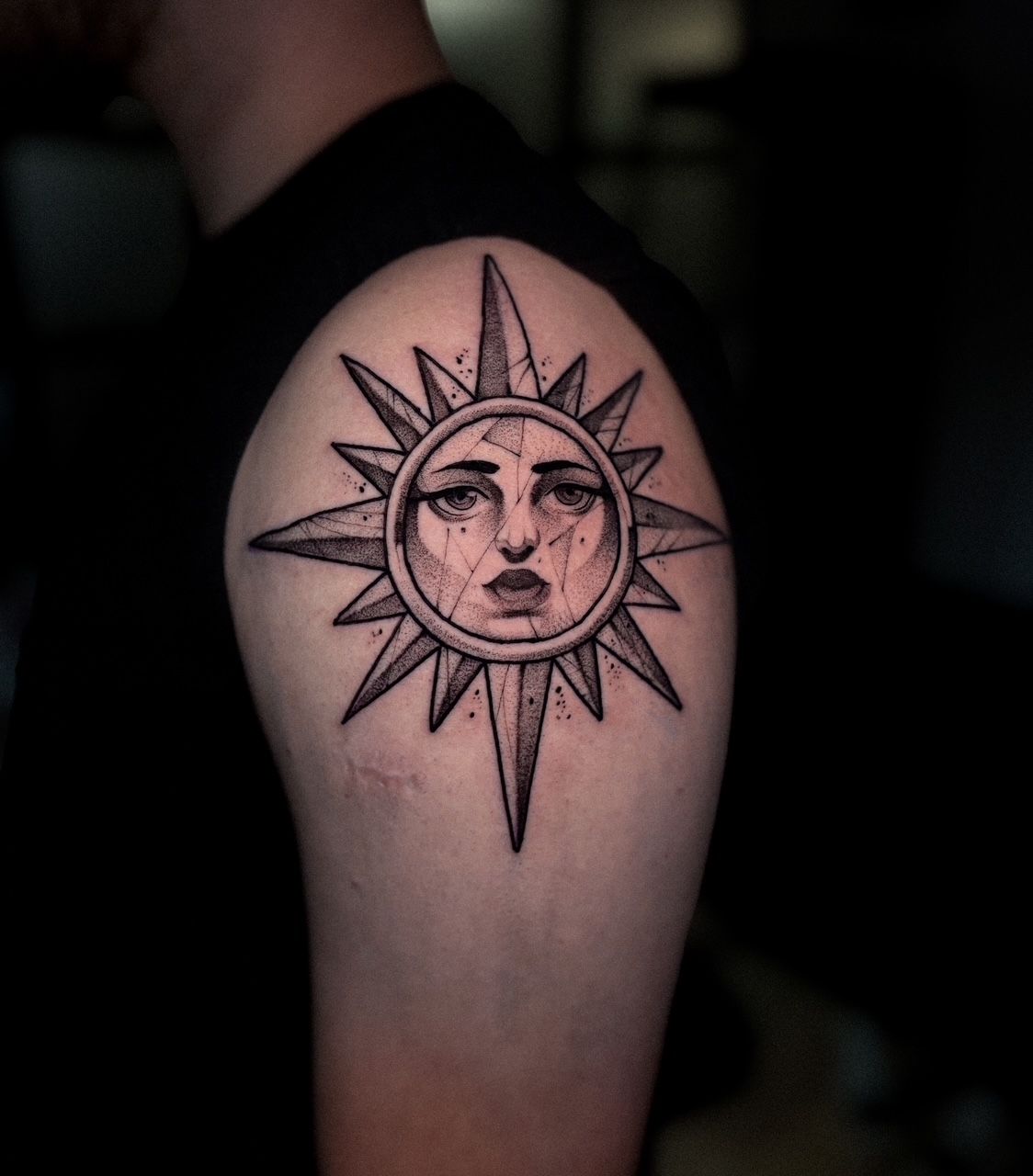 Fantázia tetoválás, Fekete fehér tetoválás, Felkar tetoválás, Szimbólumok, Váll tetoválás