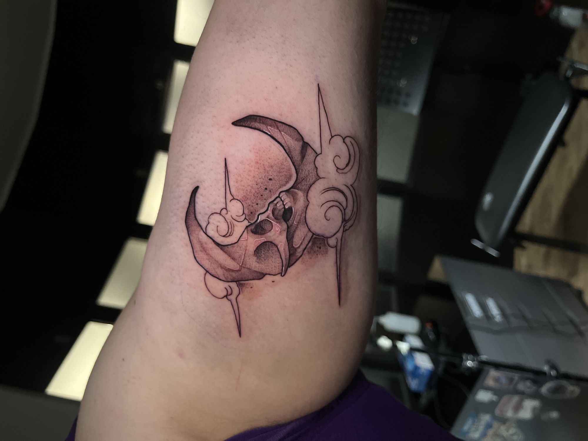 Dotwork tetoválás, Fantázia tetoválás, Fekete fehér tetoválás, Felkar tetoválás, Szimbólumok