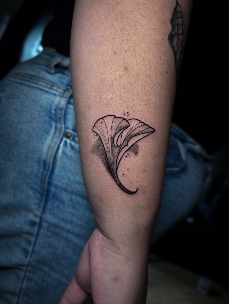 Alkar tetoválás, Fantázia tetoválás, Fekete fehér tetoválás, Kéz tetoválás, Realisztikus tetoválás, Szimbólumok, Virág tetoválás