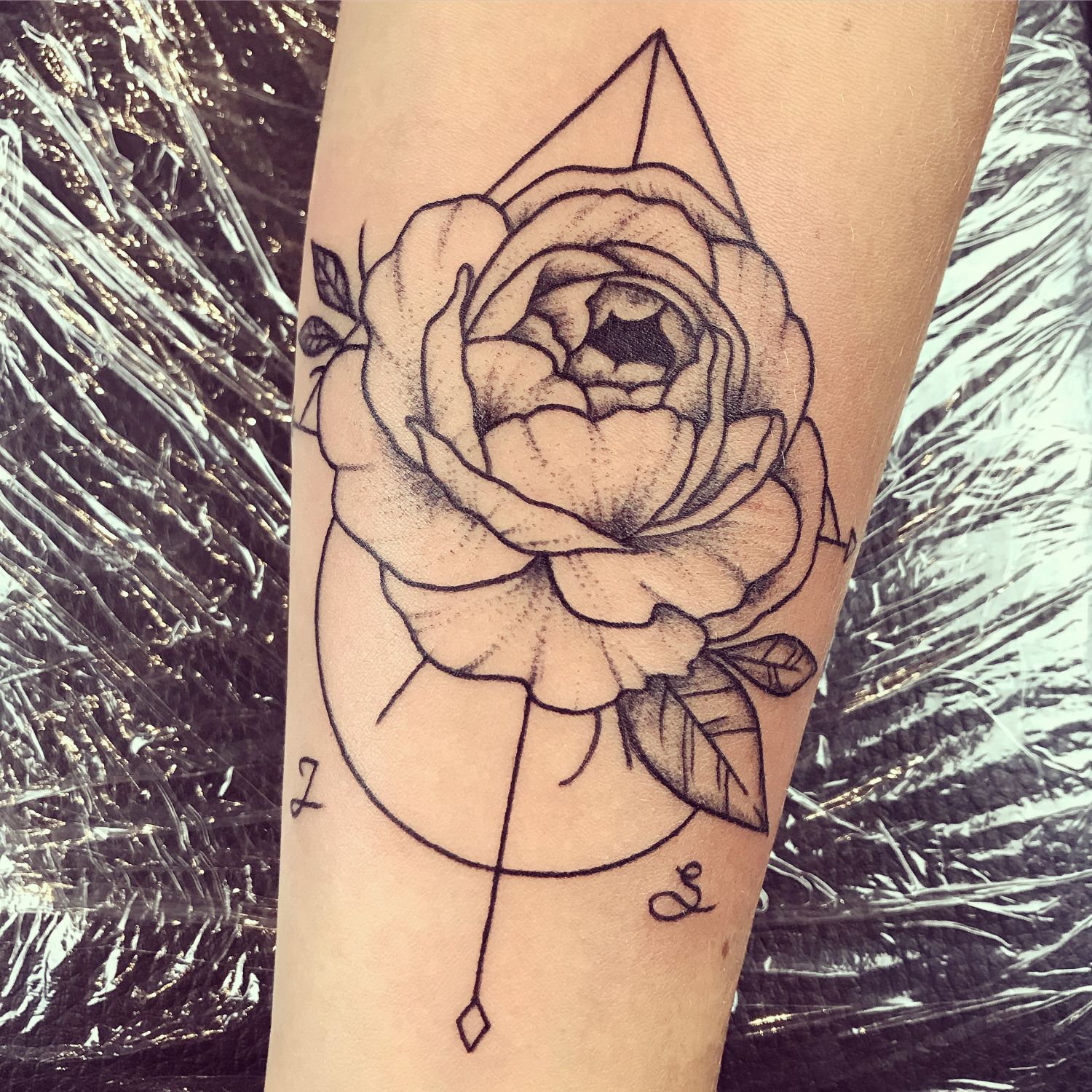 Alkar tetoválás, Dotwork tetoválás, Fekete fehér tetoválás, Virág tetoválás