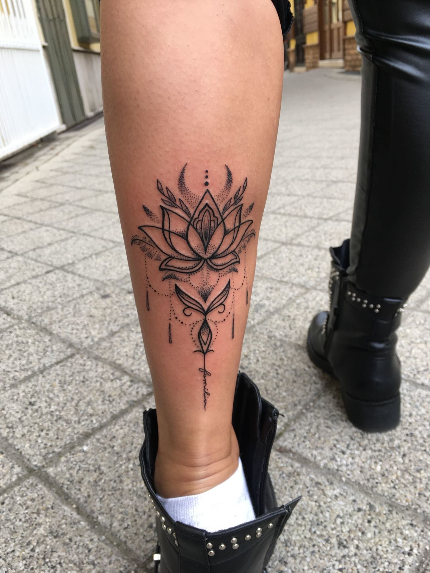 Dotwork tetoválás, Fekete fehér tetoválás, Virág tetoválás