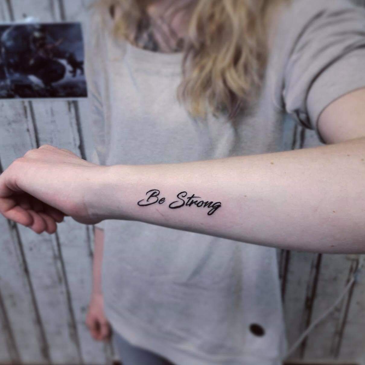 Alkar tetoválás, Betűk, Fekete fehér tetoválás