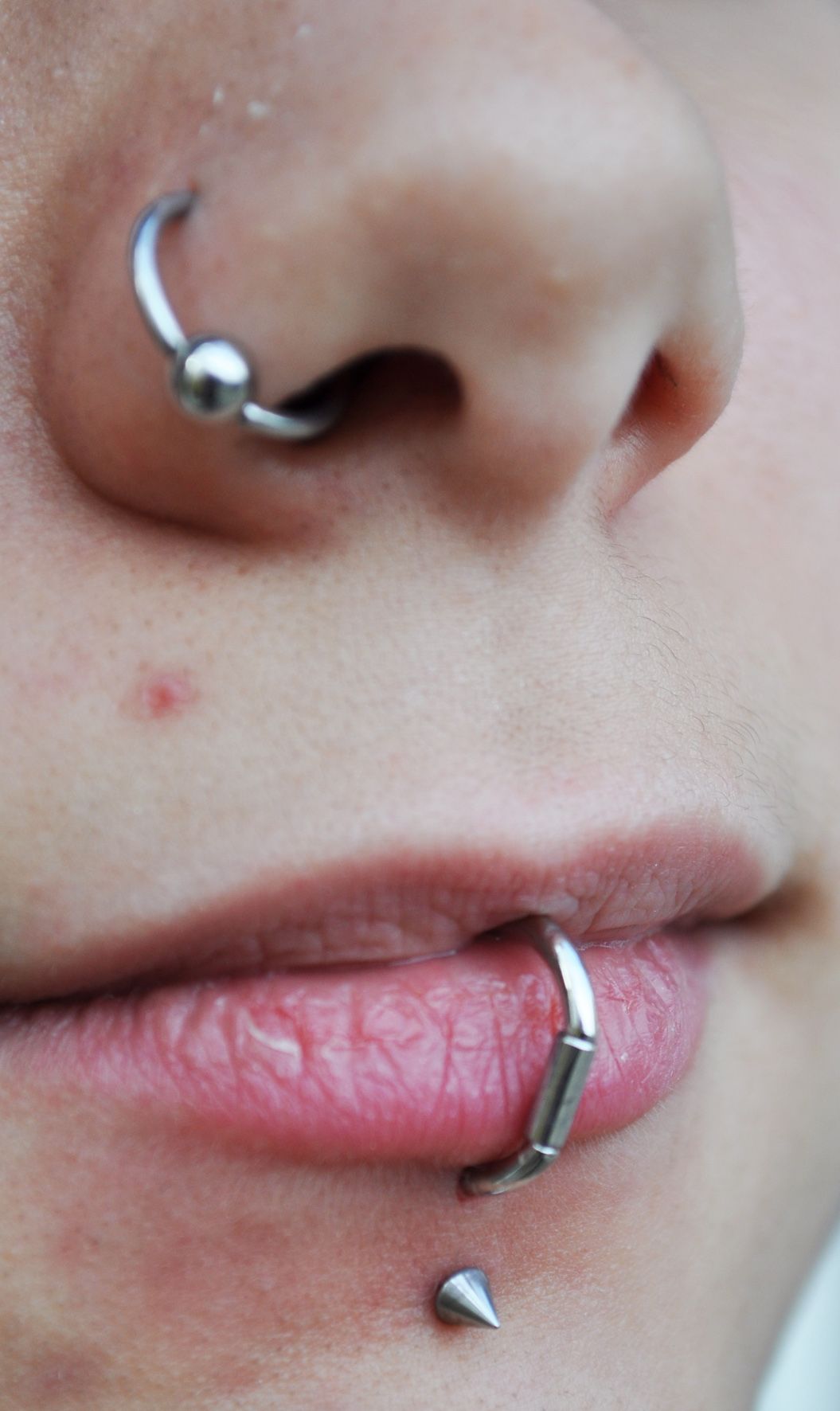Ajak piercing, Orr piercing