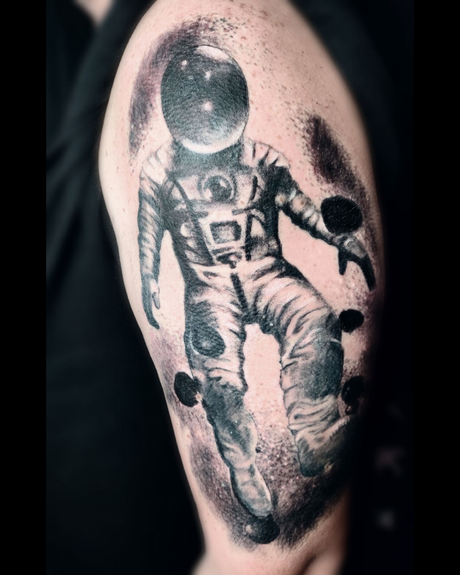 Fekete fehér tetoválás, Felkar tetoválás, Realisztikus tetoválás, Űr tetoválás