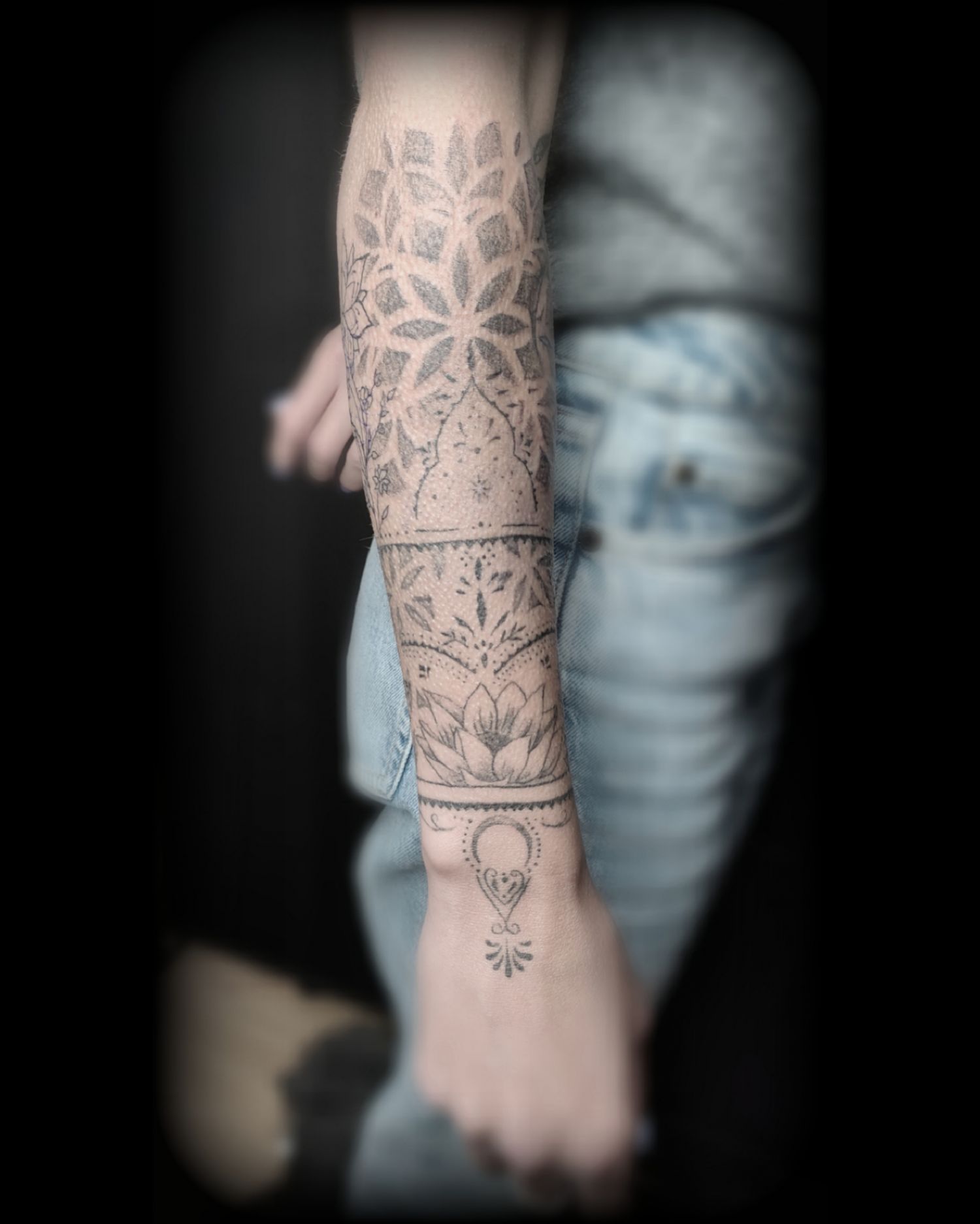 Alkar tetoválás, Celebrity tetoválás, Csukló tetoválás, Dotwork tetoválás, Fantázia tetoválás, Fekete fehér tetoválás, Kéz tetoválás, MANDALA  Tetoválás, Virág tetoválás