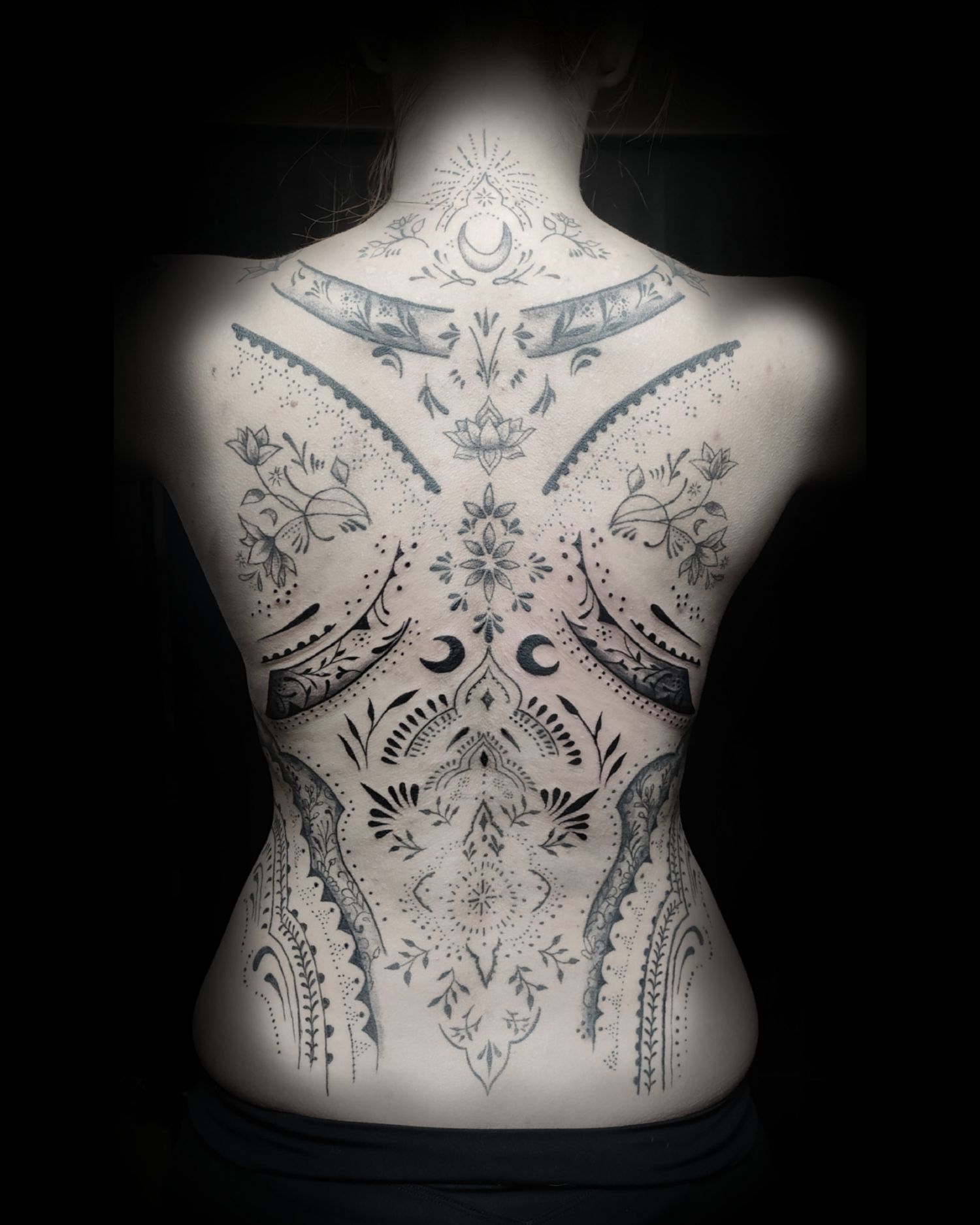 Dotwork tetoválás, Fantázia tetoválás, Fekete fehér tetoválás, Hát tetoválás, Szimbólumok, Tetoválás minta, Váll tetoválás, Virág tetoválás