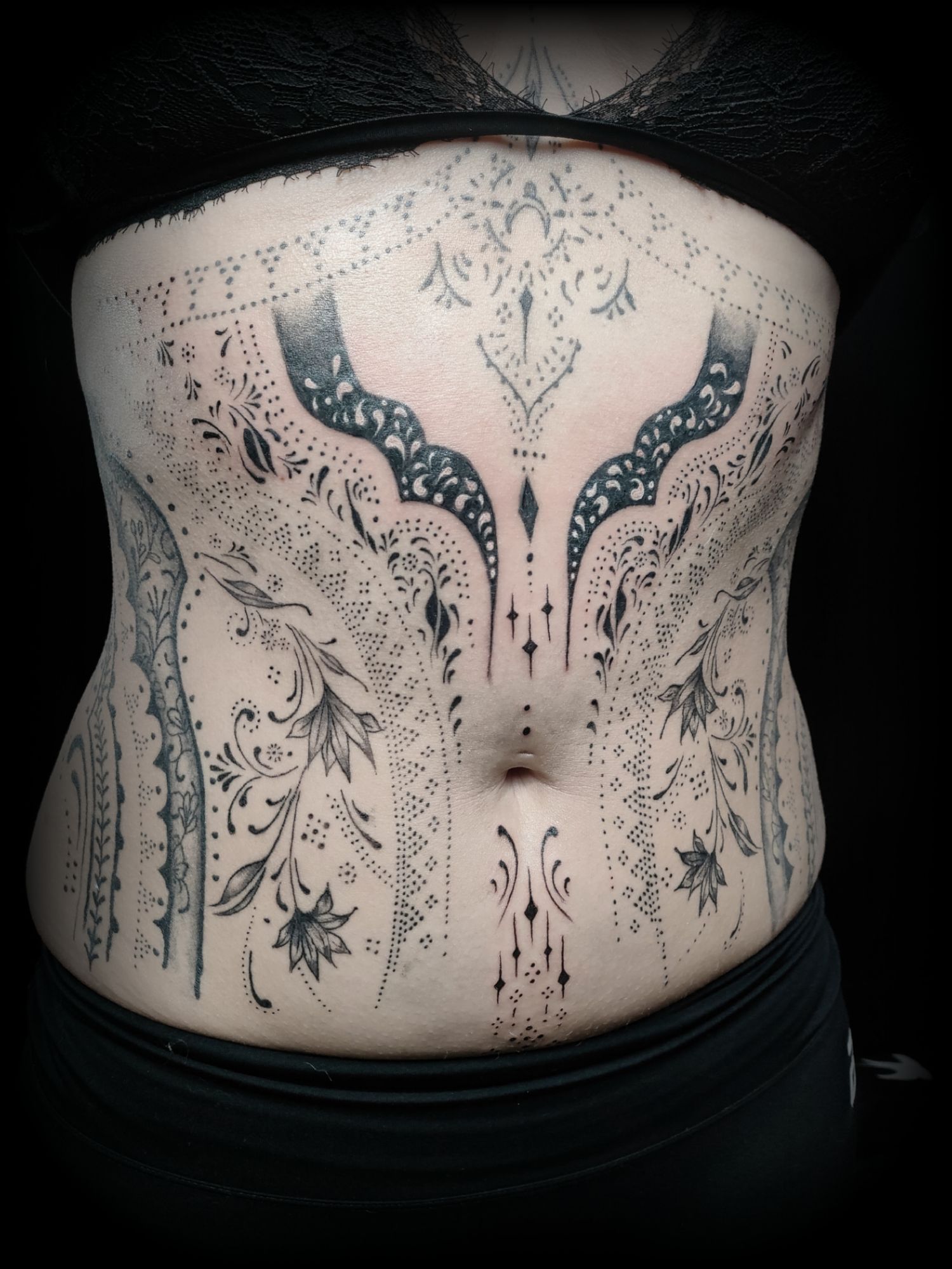 Dotwork tetoválás, Fantázia tetoválás, Fekete fehér tetoválás, Mellkas tetoválás, Szimbólumok, Virág tetoválás