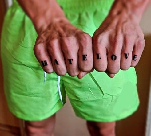 Betűk, Kéz tetoválás