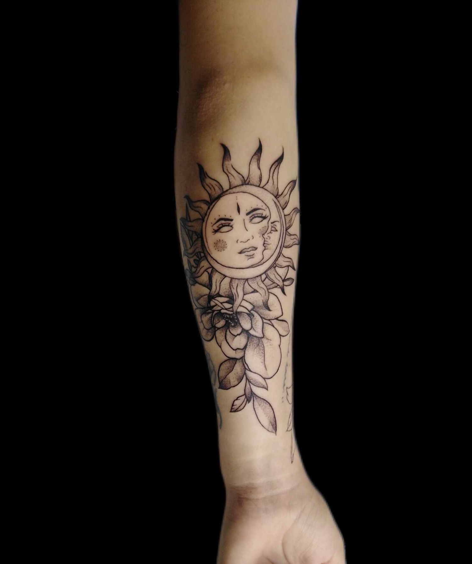 Alkar tetoválás, Fantázia tetoválás, Fekete fehér tetoválás, Virág tetoválás