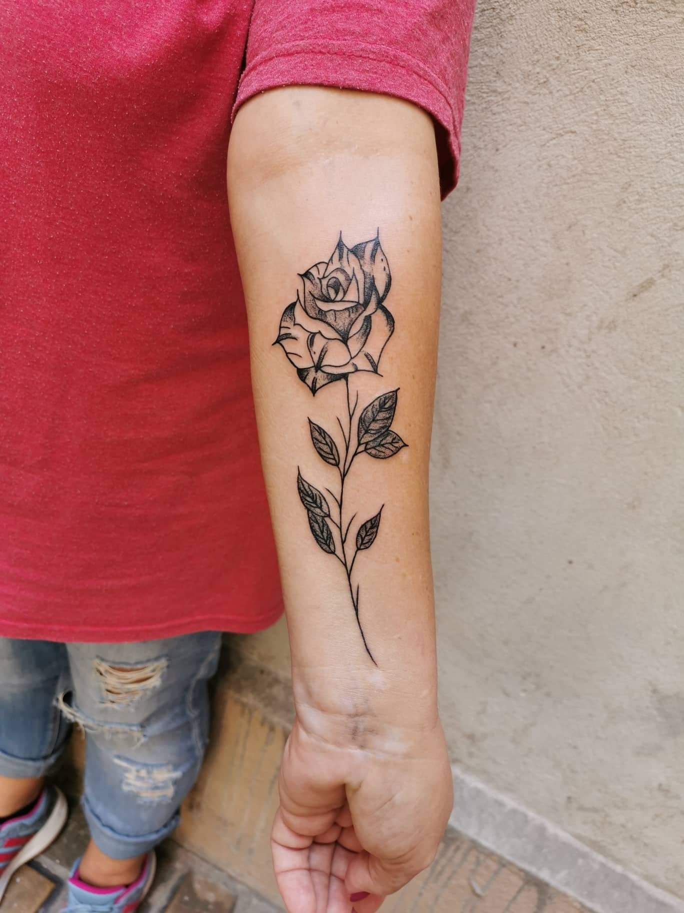 Alkar tetoválás, Csukló tetoválás, Fekete fehér tetoválás, Virág tetoválás